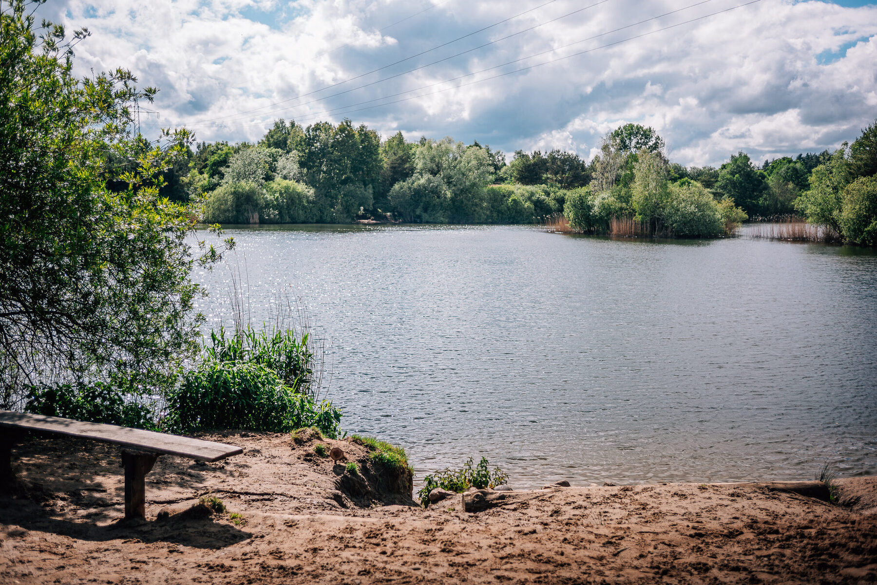 Ruhiger Baggersee bei Todtglüsingen mit Bäumen am Ufer