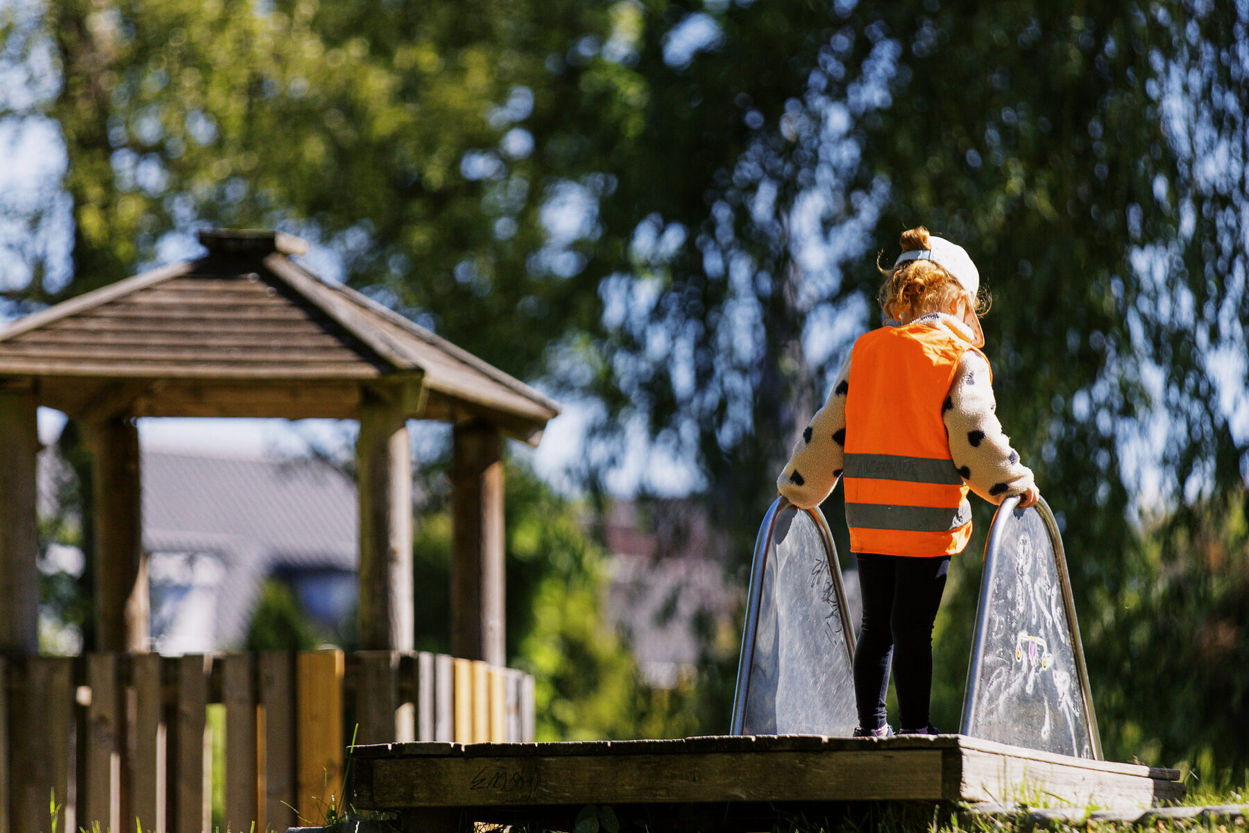 Holzturm und Spielgeräte auf dem Spielplatz beim Freibad Tostedt