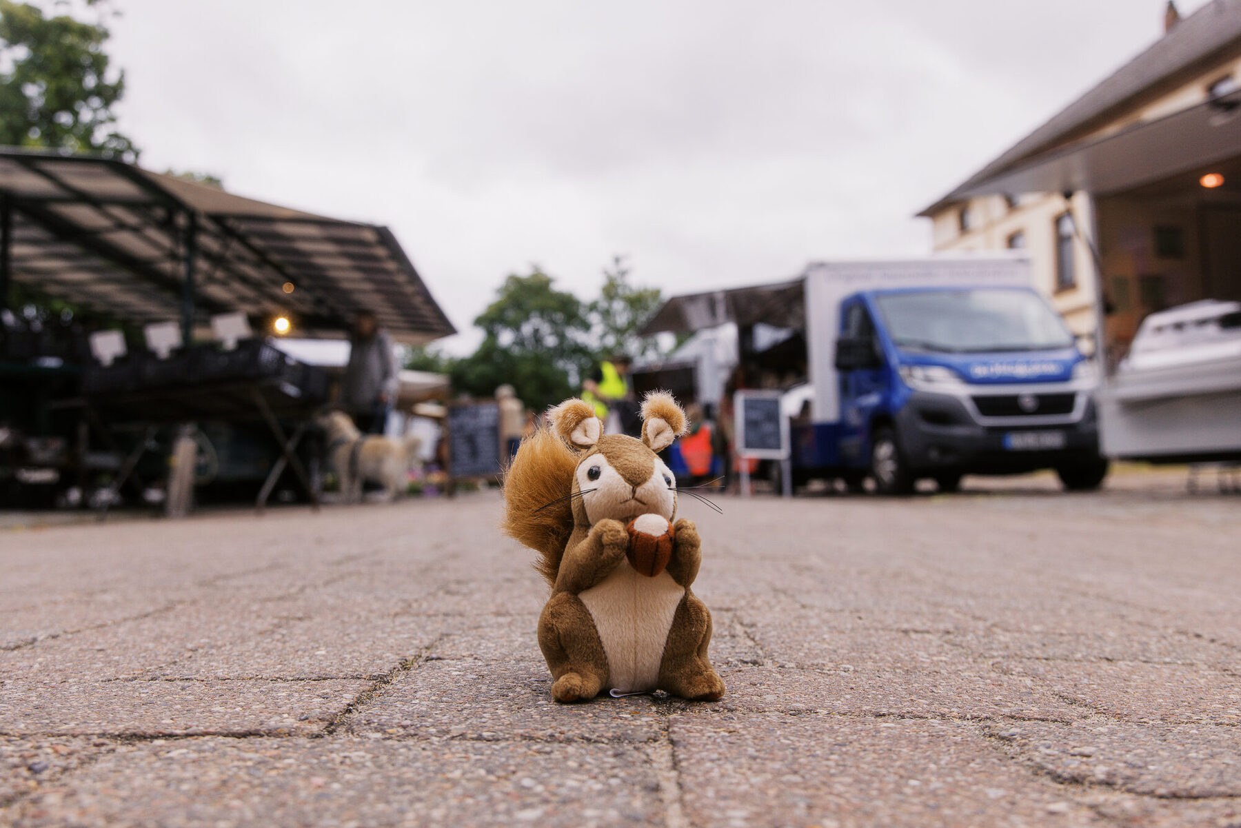 Marktstände und Menschen Am Sande